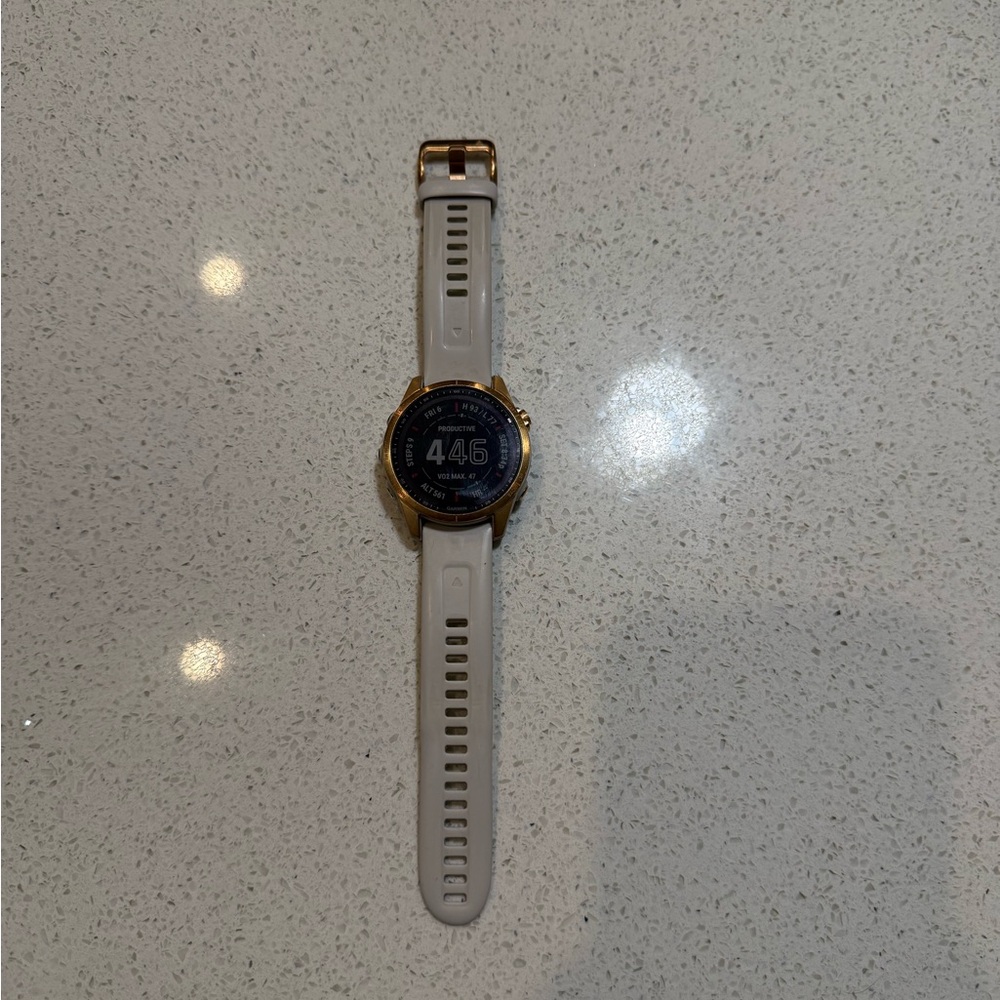 Garmin Gold and White Smartwatch with Modern Design